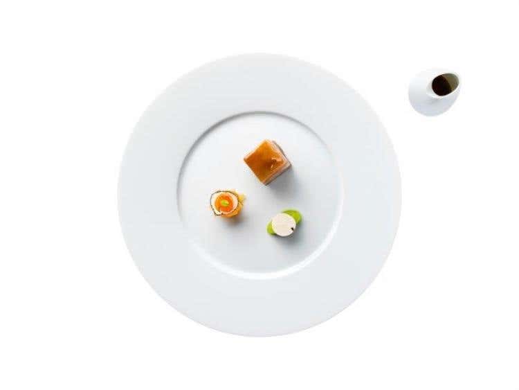 Musetto di vitello cotto a lungo nello spumante macedonia di verdure in mostarda dolce, cetriolo e tartufo nero